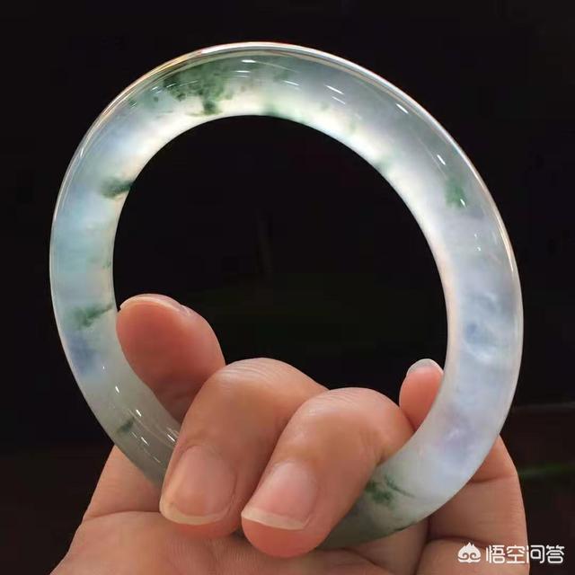 翡翠手镯的颜色有哪些,翡翠手镯有些什么颜色？价格怎么样？