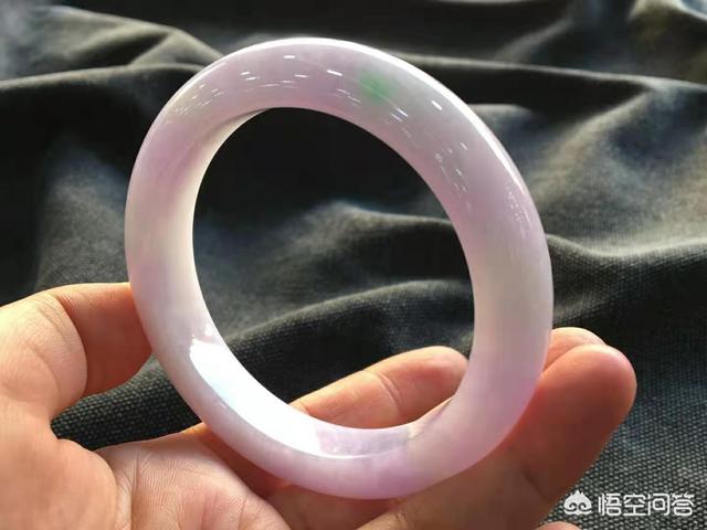 翡翠手镯的颜色有哪些,翡翠手镯有些什么颜色？价格怎么样？