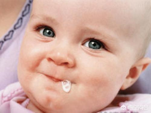 新生儿出现鼻子吐奶咋回事，宝宝鼻子里有点溢奶是怎么回事啊