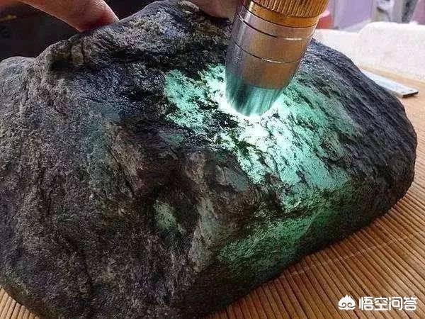 翡翠原石如何鉴定,翡翠在原石的时候怎么判断内部的裂？