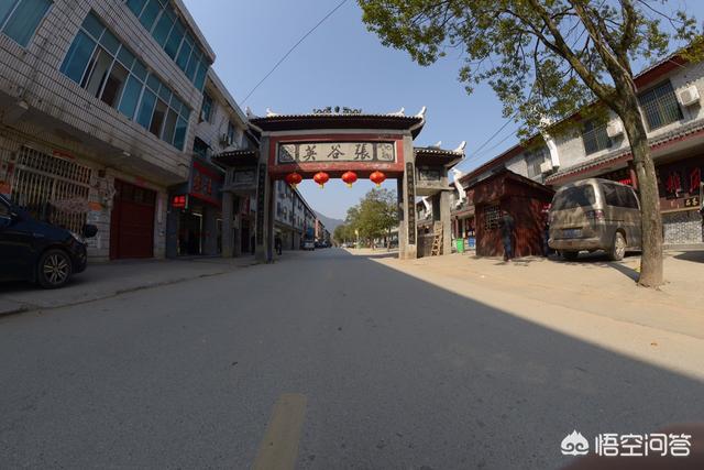 毛致毛致用简历:在小城市买了房欠了点钱，想把农村的房子卖掉合适不？