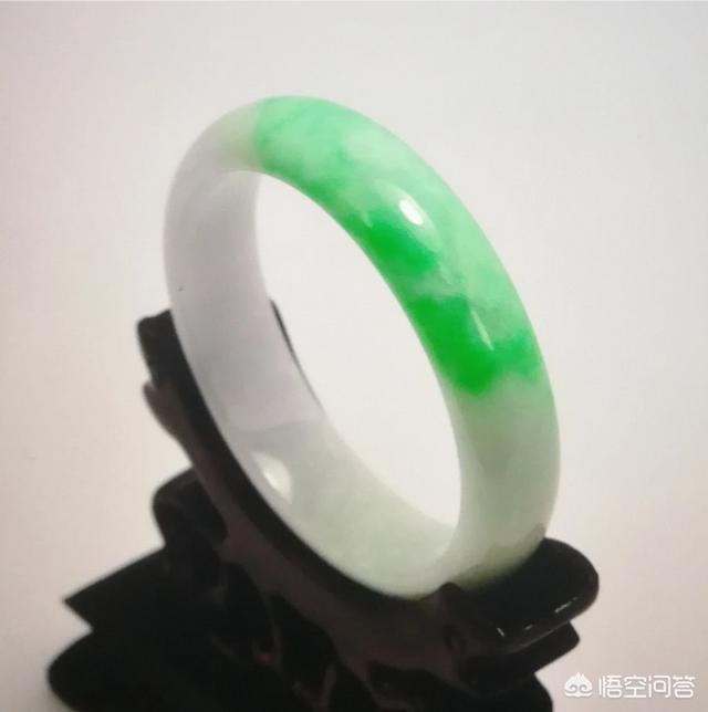 年轻人戴翡翠老气吗,为什么越是上了年纪的人更喜欢翡翠呢？