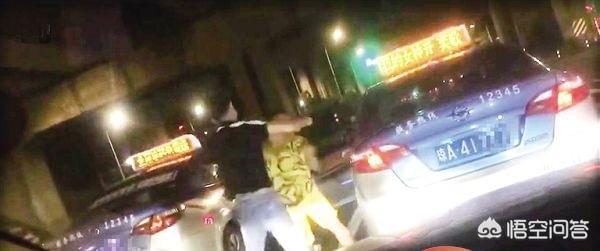 打仗视频:海口俩男子竟在车流中互殴，疑似事发视频网上热传, 你怎么看？