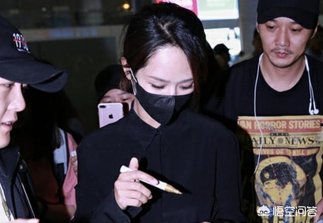 网曝杨紫机场被砸:如何看待杨紫机场被cp粉用礼物（花束）砸？
