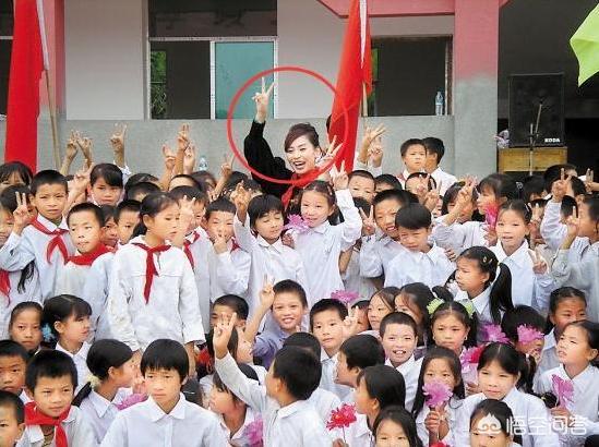 蒋欣捐款惹怒韩红:韩红为什么那么拼命的做公益？到底为了什么？