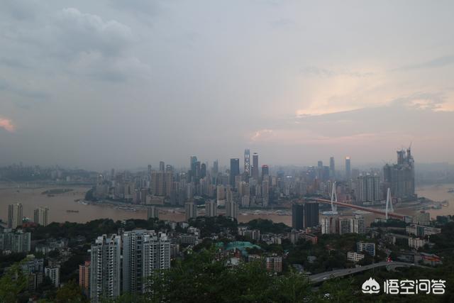 都说靠江城市有山河美,你觉得重庆的山河美又有什么不同呢？
