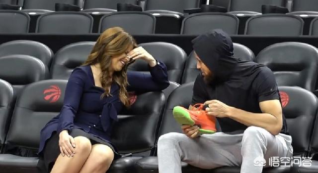 库里积极备战总决赛G5，和美女记者聊天时一脸轻松，并表演嘴巴解鞋带，你怎么看？:靓女语塞 第4张