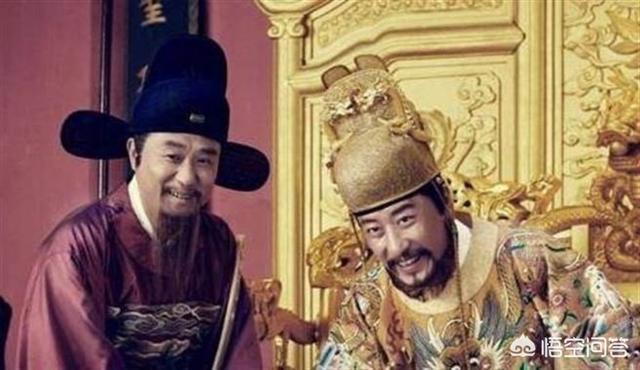 朱元璋在朝堂上吟诗,前两句众臣哄堂大笑,吟完后众臣惊叹,他吟的是什么诗啊？