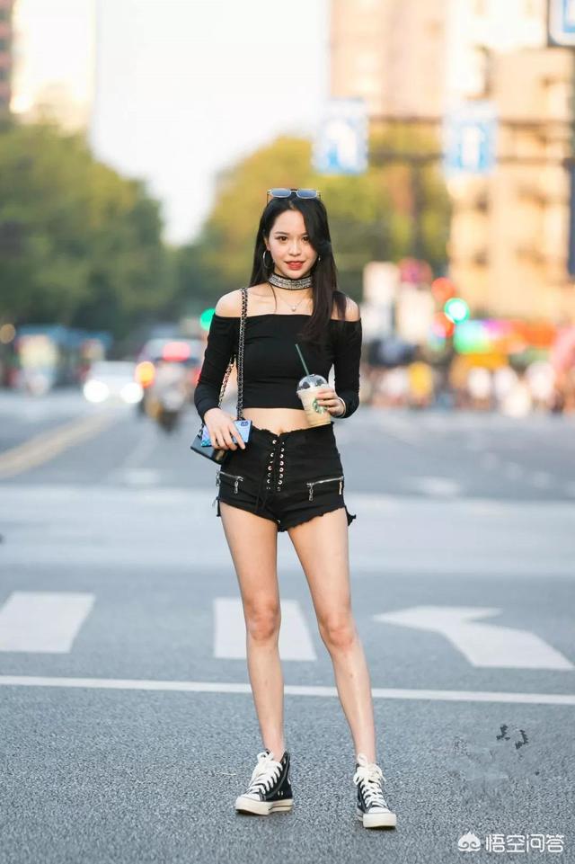 戚薇纹身图片:女孩子是否要有一条毛边牛仔短裤既显白嫩美腿，又显个人气质