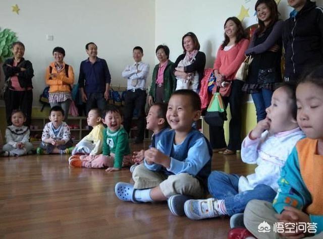 现在据说很多家庭的小孩从3岁就开始报各种兴趣培训班,在你周边常见吗？