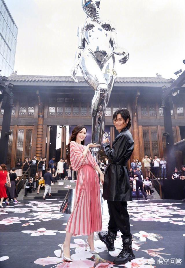 郭碧婷身高:郭碧婷出席巴黎时装周，穿的黑色半透轻薄透纱长裙是什么风格？
