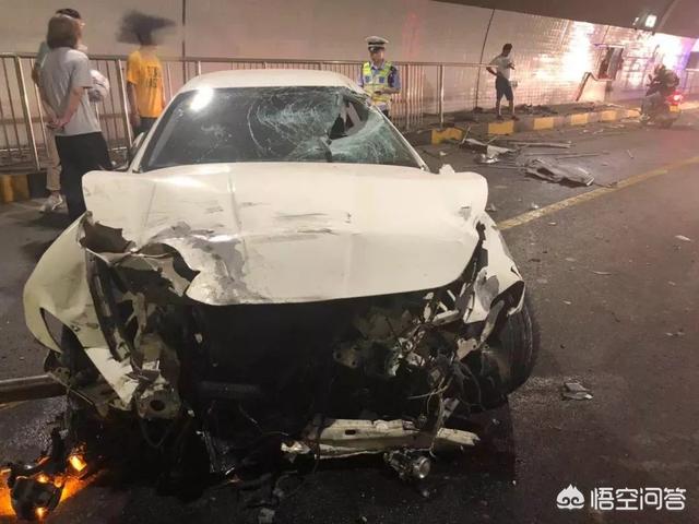 两轿车隧道内飙车:高速路上隧道内禁止超车，那前车车速太慢怎么办