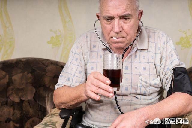 举杯喝红酒图片生活照，高血压病人喝红酒对心血管有益吗