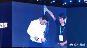 是谁泼了李彦宏一身水？为什么这样做？