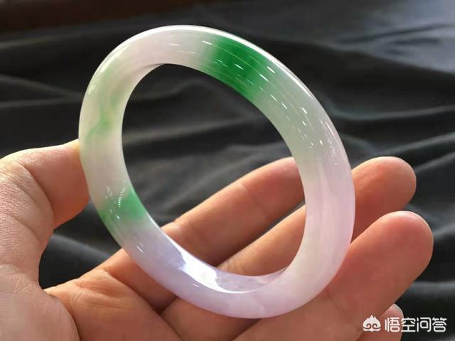 翡翠手镯的颜色有哪些,翡翠手镯有些什么颜色？价格怎么样？