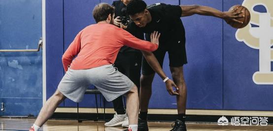 NBA状元锡安和探花巴雷特,同门师兄弟谁会更早适应NBA,带球队走向复兴？