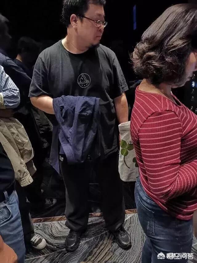 罗永浩为微商站台:老罗站上了微商大会的台，心里是否还放得下情怀？