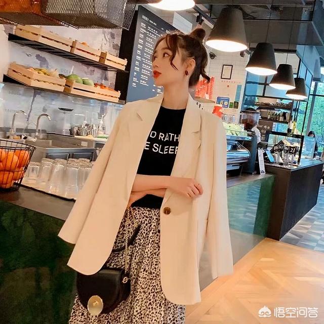 <a href=https://maguai.com/list/50-0-0.html target=_blank class=infotextkey>时尚</a>套装秋女显气质:风格百变的小西装来袭，作为气质女人，不应该毫不犹豫的拥有吗？