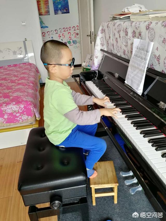 弹钢琴的孩子更聪明吗，小孩学钢琴有益大脑发育是真的吗