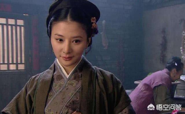 杨幂为什么叫杨臭脚:杨幂的脖子怎么那么奇怪，歪歪扭扭的，你们发现了吗？