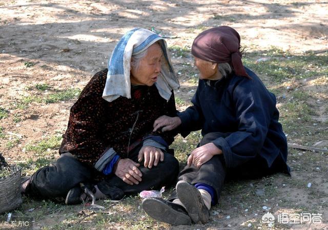 出于尊重,就不应该议论是非,而谈论这些闲事者,人们称之为"长舌妇","