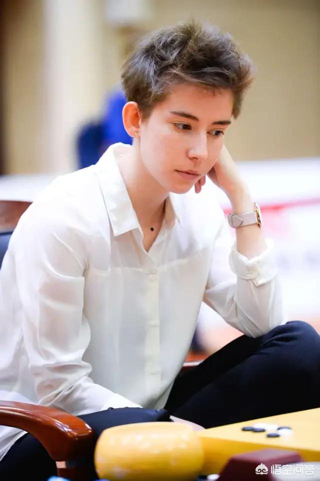 黑嘉嘉与柯洁宣布结婚:最帅女棋手阿丽亚娜接受采访中表示最喜欢柯洁，你怎么看？