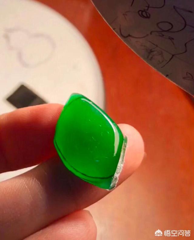 翡翠的颜色种类排名,翡翠的颜色如何分辨好坏？是越绿越好吗？