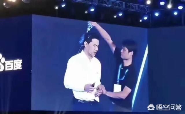 百度李彦宏演讲时,被人用矿泉水浇头！对于这件事你怎么看？