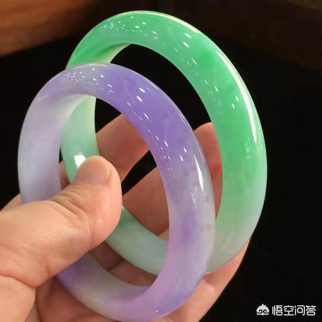 翡翠手镯的颜色有哪些,翡翠手镯有些什么颜色？价格怎么样？