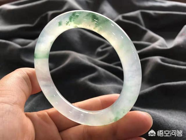 翡翠手镯的颜色有哪些,翡翠手镯有些什么颜色？价格怎么样？