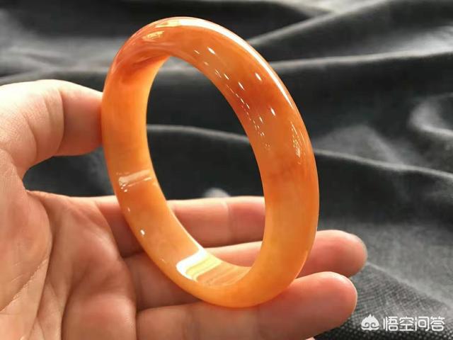 翡翠手镯的颜色有哪些,翡翠手镯有些什么颜色？价格怎么样？