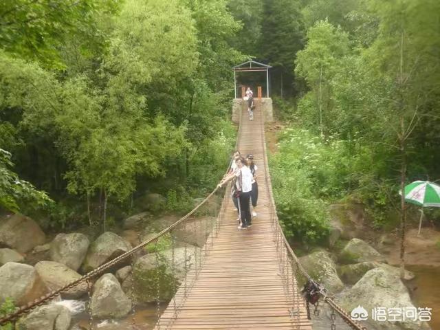 用一句话介绍你家乡的旅游景点和特色小吃,你会怎么说？