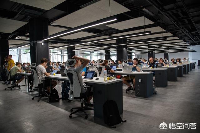在工厂当普工月入四五千，为什么还有人抢着做文员的工作呢？原因是什么？