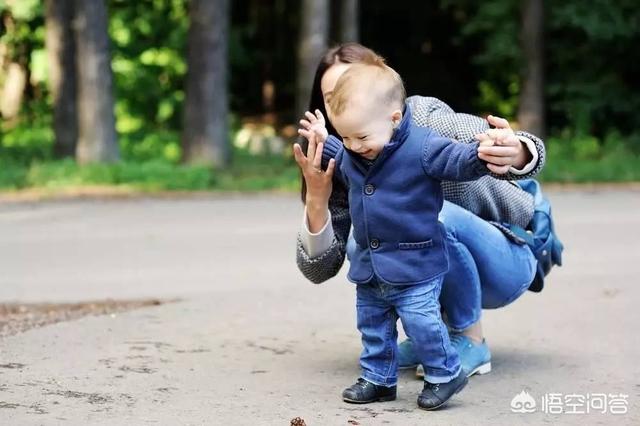 哈士奇模仿婴儿爬行视频:一周岁的宝宝一般过多久可以自己独立走路呢？