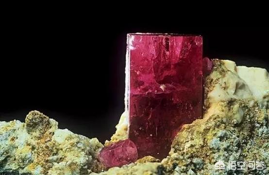 红色玉石价格,红色的宝石有几种，怎样区别它们？