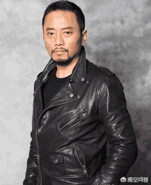 帕丽斯希尔顿:超模阿普顿被称之为最美火箭球迷，这是为什么