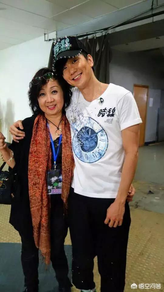 杨丞琳潘玮柏蔡依林同框:明星与妈妈合照，哪张最相似？