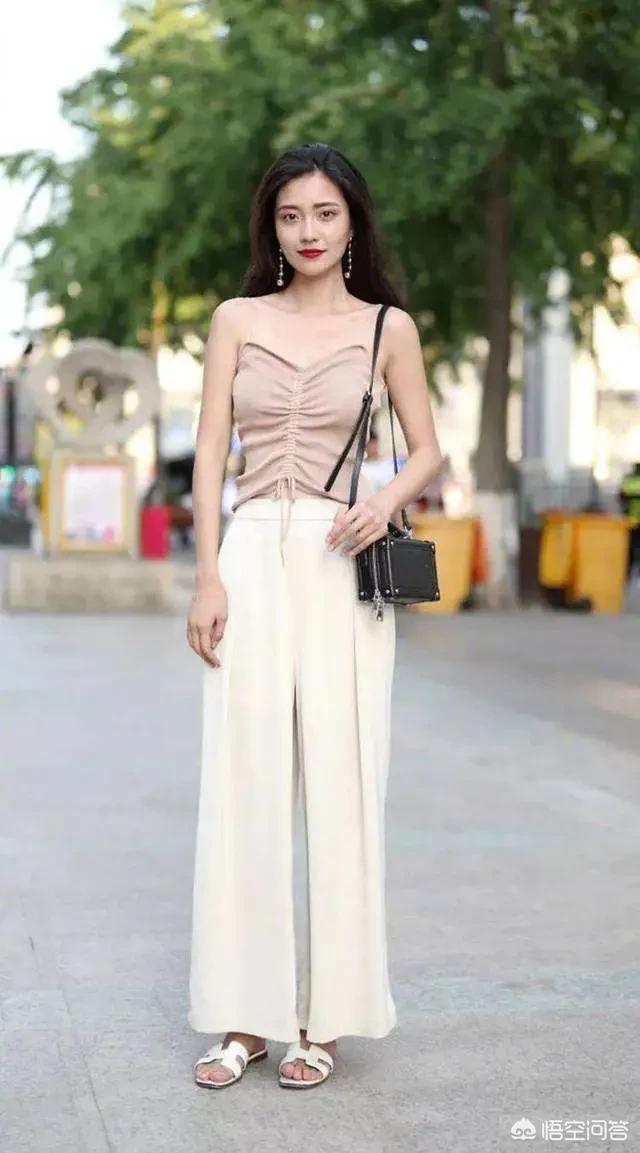 展现女性魅力，女生包包怎样挑显得知性