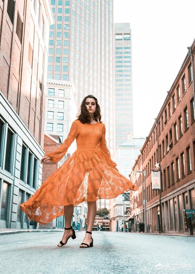美女遛狗街拍:街拍美女什么样的镜头好用？