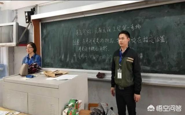 大学校园出现一只监考猫:校园内是否可以养“宠物”？你怎么看？