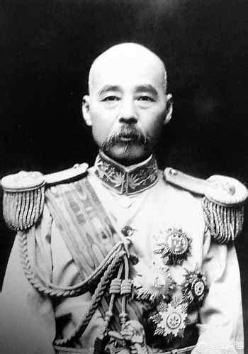 冯巩儿子:冯巩背孙子等公交，被网友认为很接地气，你怎么看明星出行方式？