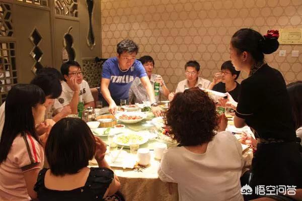 陈嘉桓被非礼照片:多年不见的异性同学，聚会后张开怀抱想要拥抱你，该拒绝吗