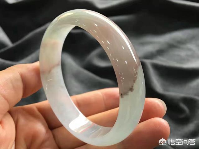 翡翠手镯的颜色有哪些,翡翠手镯有些什么颜色？价格怎么样？