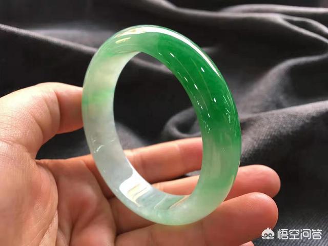 翡翠手镯的颜色有哪些,翡翠手镯有些什么颜色？价格怎么样？
