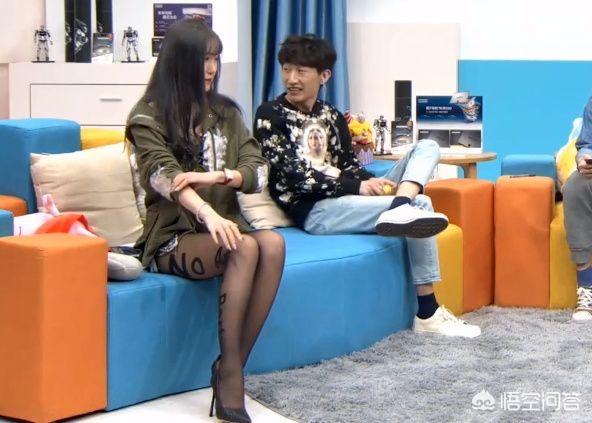 斗鱼又捧黑丝女解说,导播“轰炸式”镜头特写太良心,玩家直言专门来看腿,你怎么看？