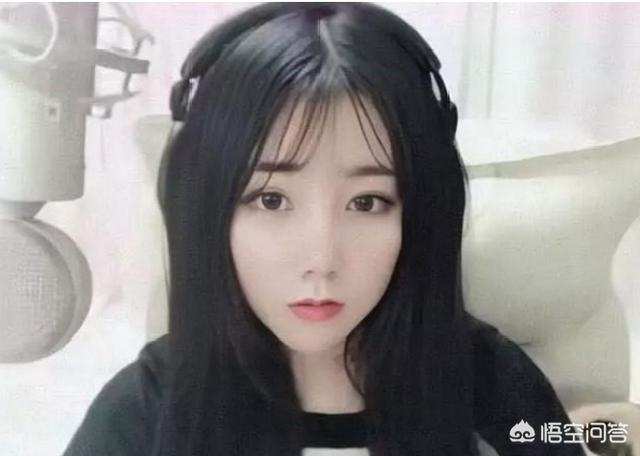 为争斗鱼吃鸡一姐,呆妹晒“萝莉”和“旗袍”COS福利,小团团不露脸太吃亏,你怎么看？