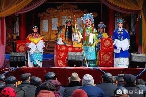 河南农村庙会斗狗现场视频:农村每年戏曲表演，为什么会有那么多人观看？