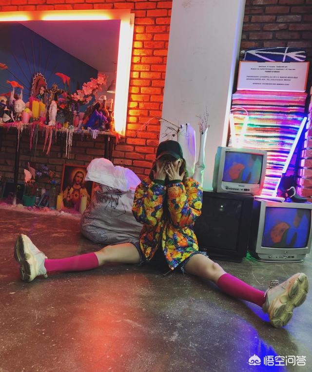 金泫雅整容:如何看待金泫雅在舞台上衣服不慎解开并托胸完成表演？
