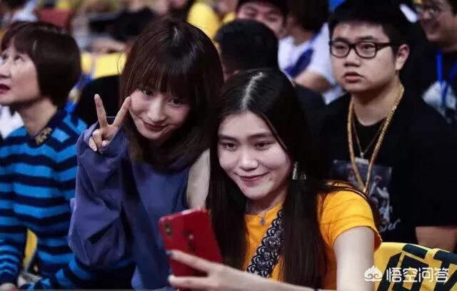广东VS新疆总决赛G1，场边一位美女频繁被球迷求合影抢镜？她是谁？有什么来头？