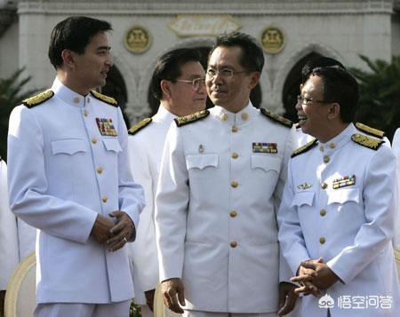 为什么泰国很多非军政府高官都身穿军服,像阿披实这样的下台总理怎么也是身着军装？